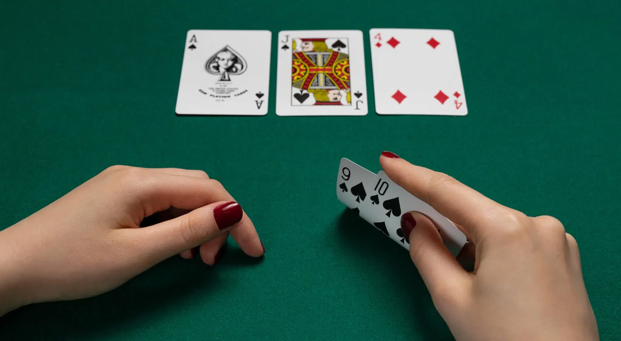 射龍門撲克玩法:10分鐘學會的撲克技巧,新手也能玩得轉!