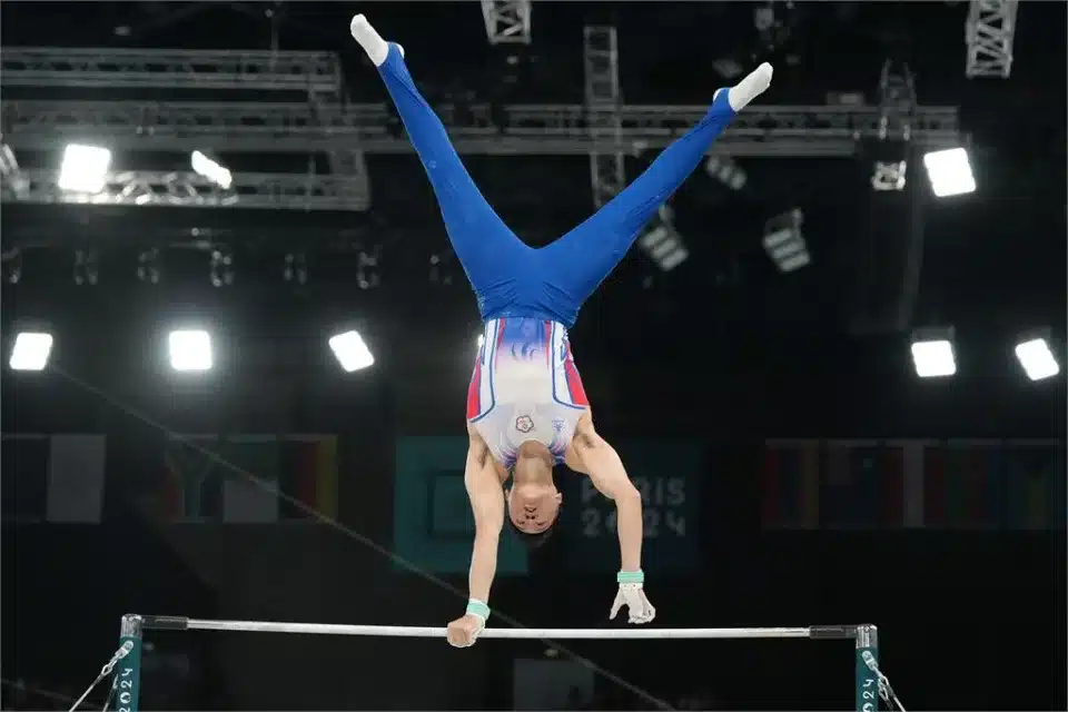 2024奧運體操：唐嘉鴻單槓資格賽成績第二，決賽備受期待，亞洲貓王展現王者風範！