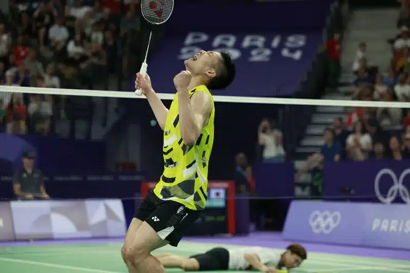 2024奧運羽球:羽球精銳對決!周天成晉級8強,奈良岡功大憾失奧運獎牌,賽後感嘆:為何偏偏是他?