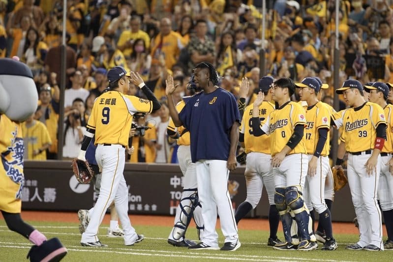 台灣大賽》 G5中信兄弟10冠在手！德保拉MVP領軍 4:1擊敗統一獅！