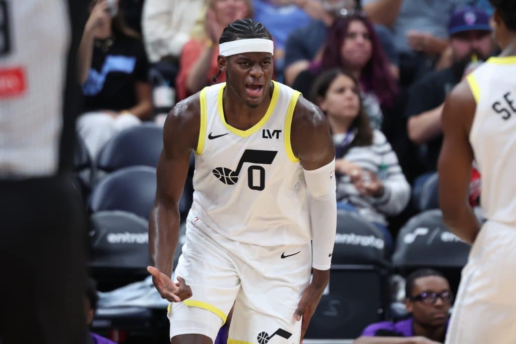 NBA》驚悚一幕!Hendricks右腿『反折』嚇壞眾人,Irving23分率獨行俠擊敗爵士!