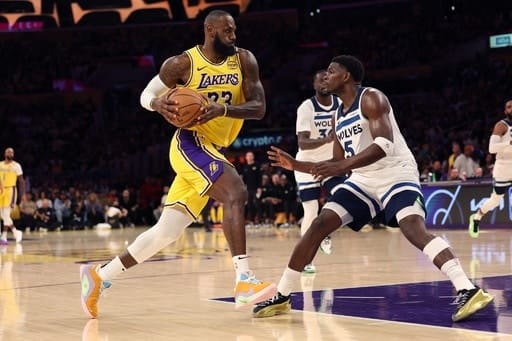 NBA歷史性一刻!詹皇父子同場競技,寫下新篇章