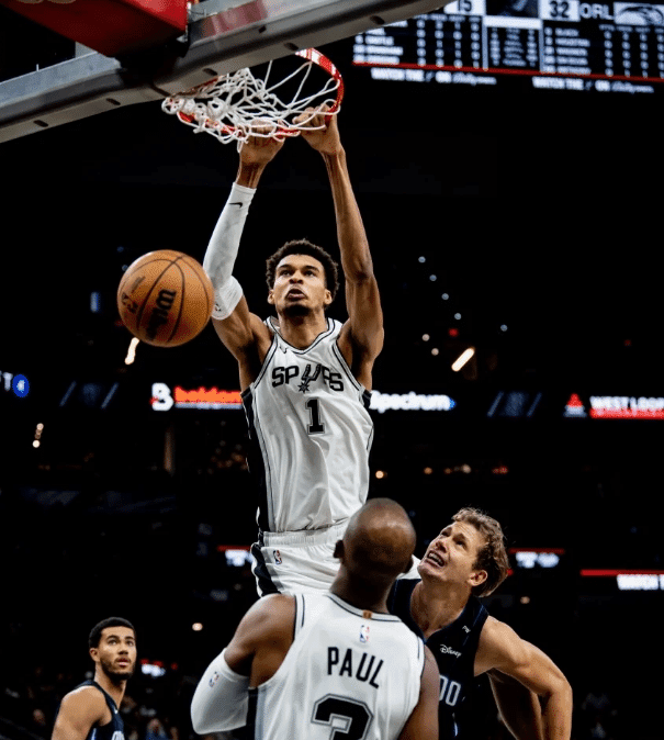 NBA新世代傳奇開端!Paul與Wembanyama夢幻組合首秀驚豔全場