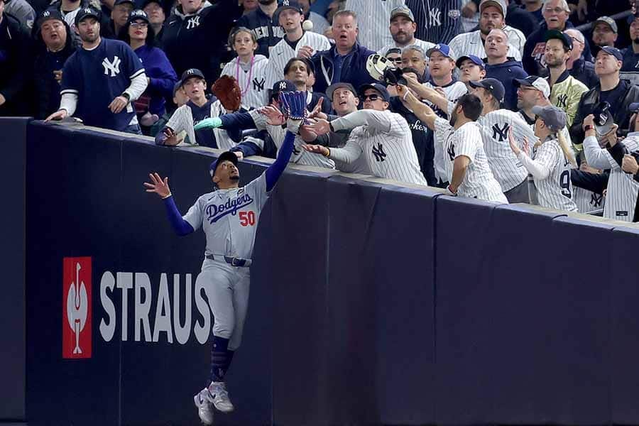 世界大賽》洋基:球迷太熱情了,直接搶走接殺球?ESPN:搶球者G5繼續看球?