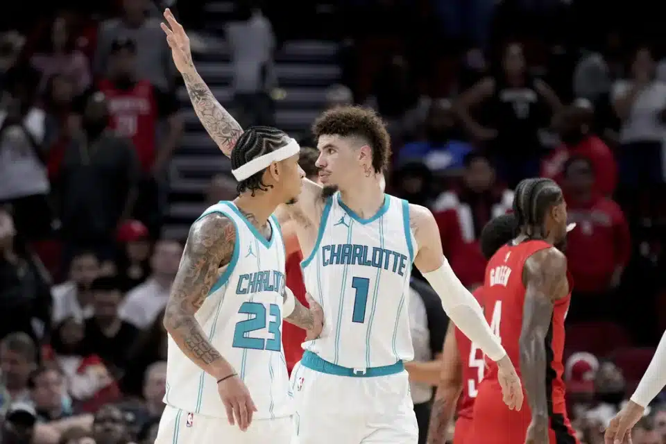 黃蜂逆轉勝火箭!LaMelo Ball發揮關鍵領袖作用