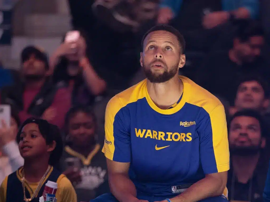 NBA》晴天霹靂!Curry腳踝慘遭「雙重背叛」,90度內翻重傷!勇士爭冠夢碎?專家:最少休6週