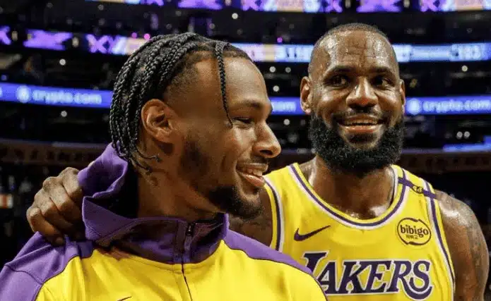 NBA》詹皇的『小皇帝』上場了！Bronny G聯盟首秀6分4助攻，老爸笑開懷！