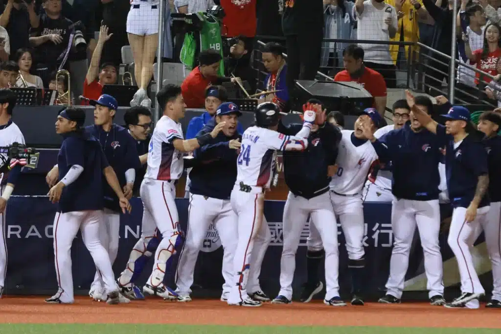 12強賽》中華隊全員出擊！ 陳晨威滿貫砲打響第一炮，6:3擊敗南韓，捍衛主場！