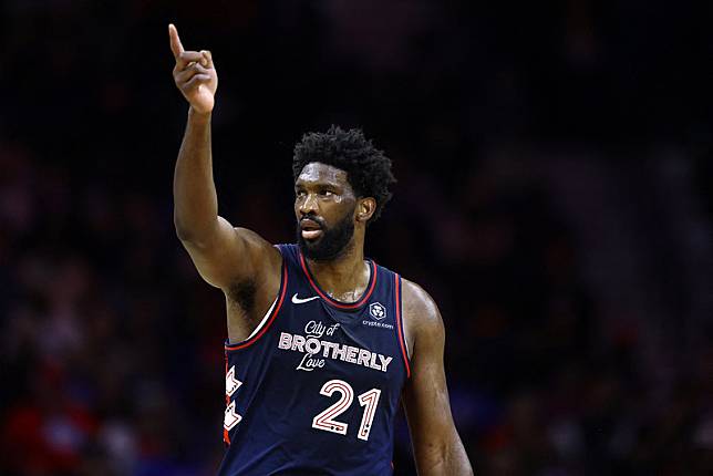 NBA》Embiid缺陣！76人驚險終止五連敗，球迷鬆口氣之餘，仍為「大帝」健康擔憂！