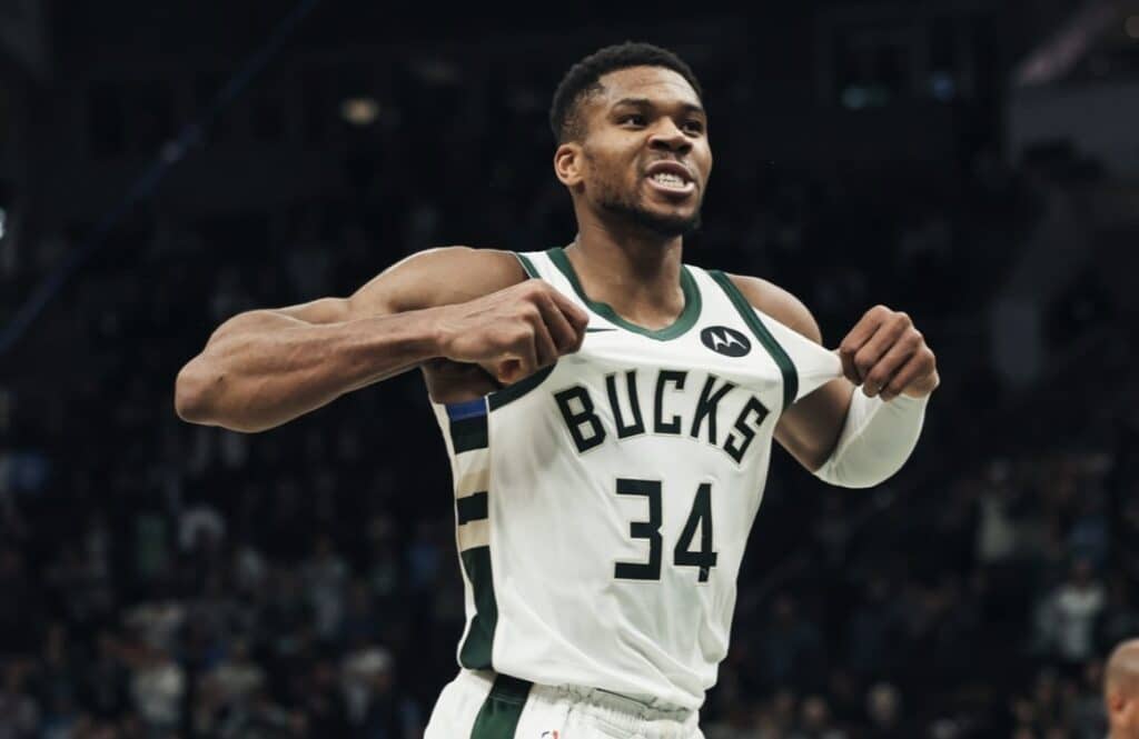 NBA》裁判你出來面對！字母哥大三元，公鹿照輸？這球吹太瞎了吧！賽後道歉有屁用！