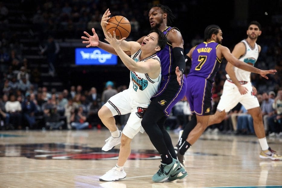 NBA》村勇輝硬扛「詹皇之子」Bronny,關鍵時刻2罰全中,NBA生涯首分驚艷登場!