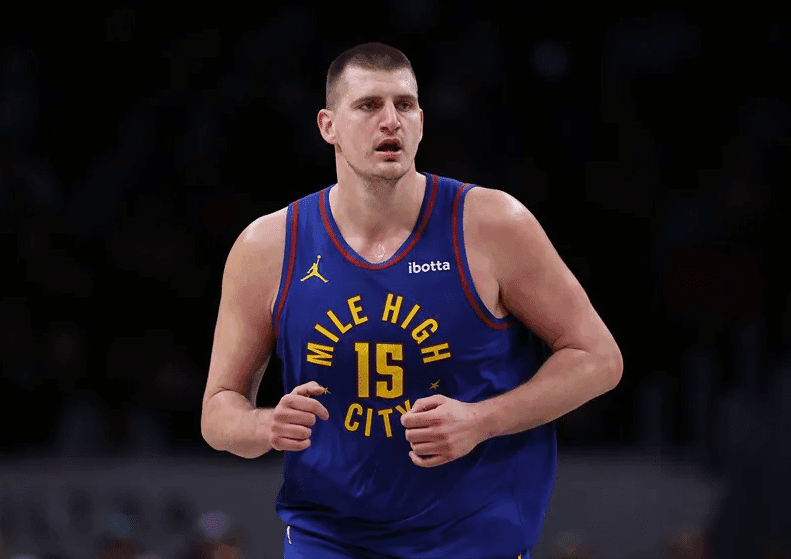 NBA》驚天逆轉！金塊靠約基奇38分力挽狂瀾，勇士五連敗慘況持續