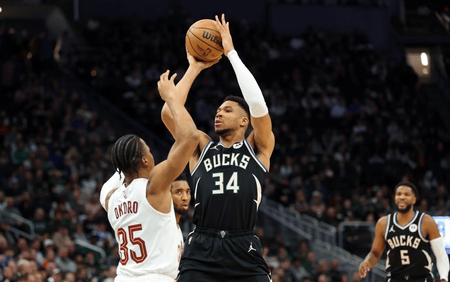 NBA》年度最狂對決!公鹿雷霆決賽爭霸!2024季中錦標賽冠軍之戰一觸即發,誰能稱霸?