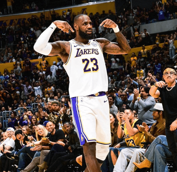 詹皇締造歷史!超越賈霸成NBA史上出賽時間最多球員,率湖人奪勝重返西區前七