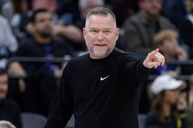 Mike Brown一年多前才拿到最佳教練 為何如今卻被炒掉?