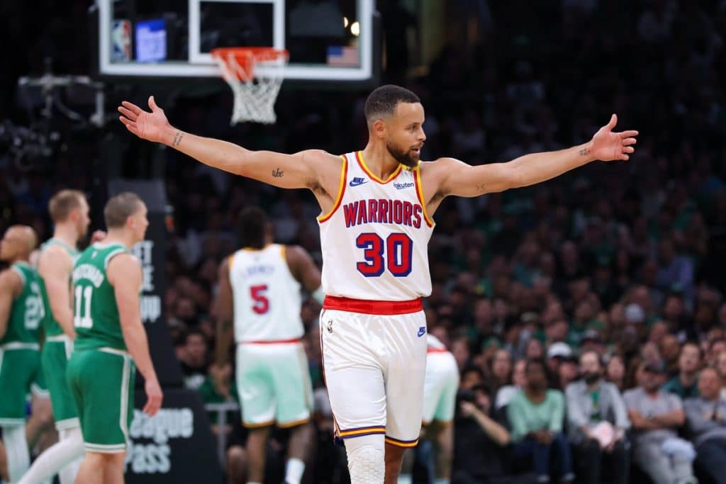 NBA》咖哩大神發威！第四節化身得分機器，狂砍31分包含7記三分彈，勇士113：103力克灰狼！