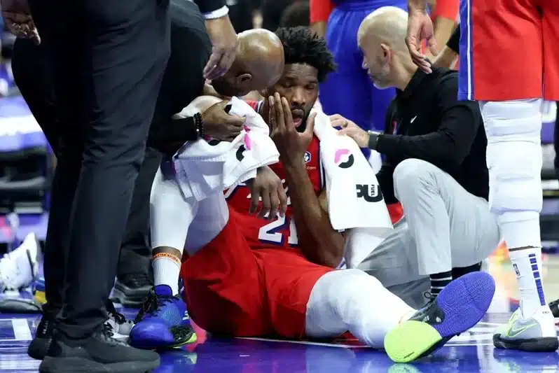 NBA》大帝倒了?Embiid臉部重擊提前退場,76人107:121慘遭溜馬血洗,Haliburton狂砍32分!