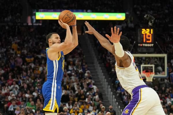 NBA》Curry vs. LeBron史詩對決！飆出38分外加超扯三分彈，就在詹皇面前硬是投進！