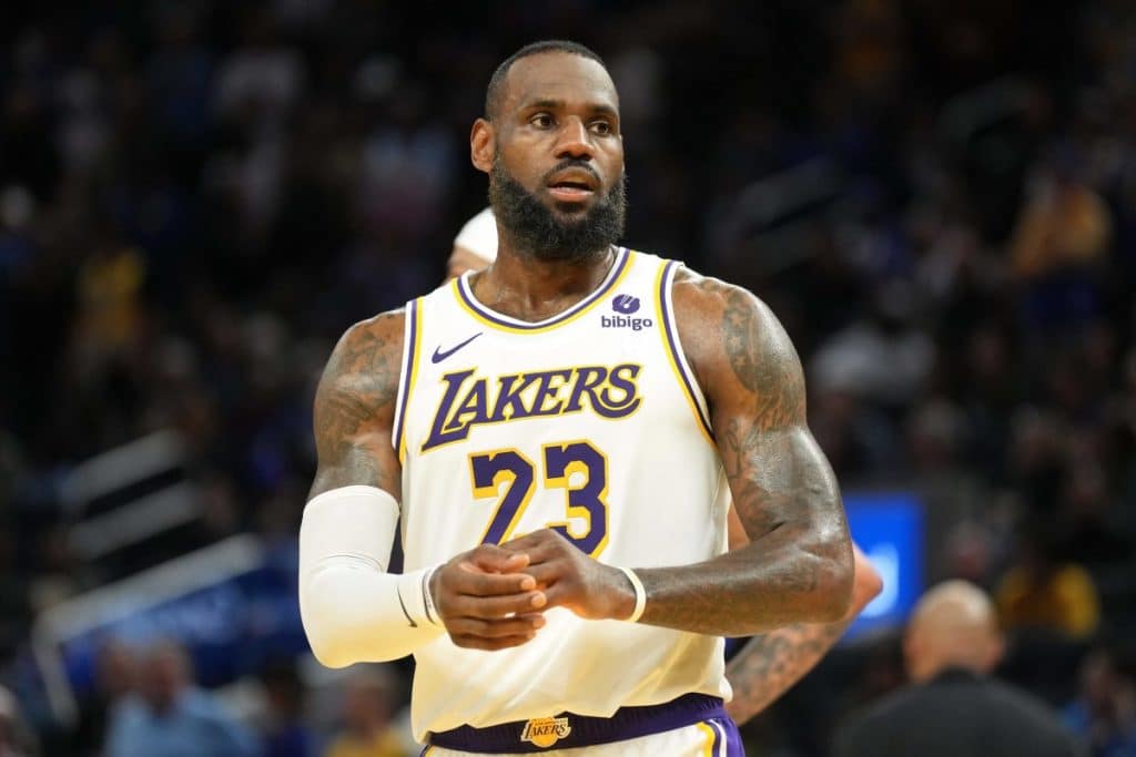 NBA》老驥伏櫪!39歲詹皇滑跪神蹟,絕殺爵士!再見火鍋湖人驚險奪勝