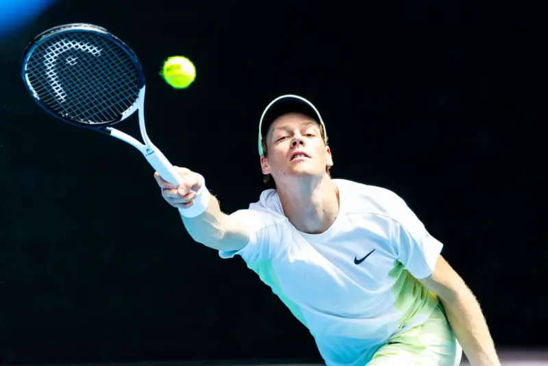 澳網》球王辛納驚險過關！「最艱難戰役」手抖不止，仍強勢挺進八強，硬地18連勝紀錄續寫！