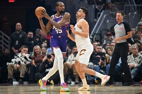 NBA》太陽進攻籃板僅1個寫下難堪紀錄!KD、Booker合力攻下38分,仍不敵Mitchell狂砍33分的騎士!