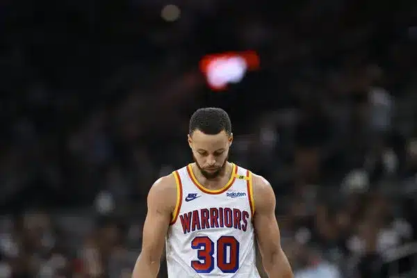 NBA》爆冷！勇士六大主力缺陣，柯瑞膝蓋又出狀況！溜馬痛宰勇士，豪取五連勝！