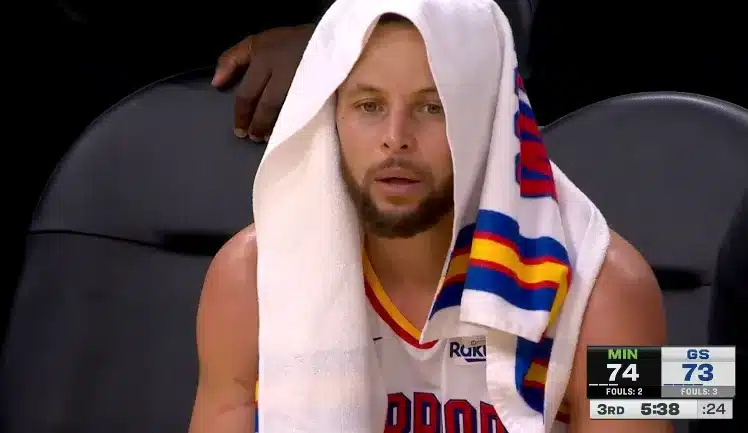 NBA》看著球隊被電爆！Curry獨拿26分也救不了，勇士慘輸國王30分，只能無奈枯坐