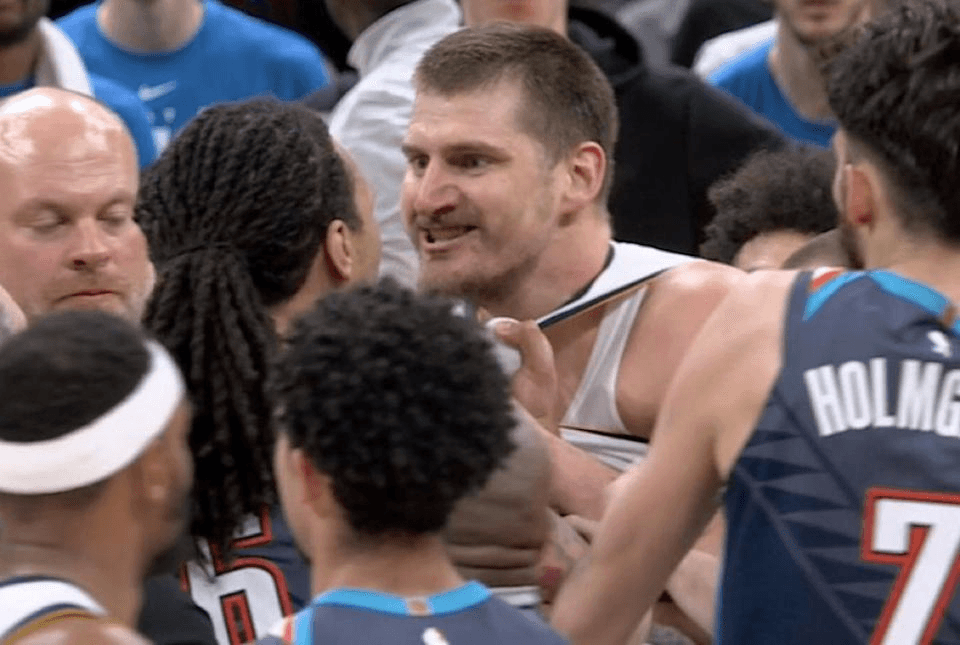 死死拽住了約基奇的球衣領口